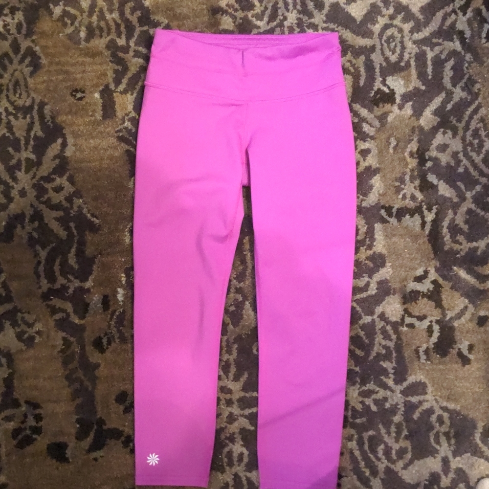 Like new Athleta Pinky Purple Leggings Size xxs could fit 0/2 So flattering!💜